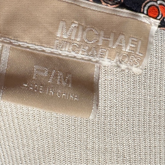 Michael Kors Sleeveless blouse. Blue background with red circle pattern Size PM - Picture 5 of 7